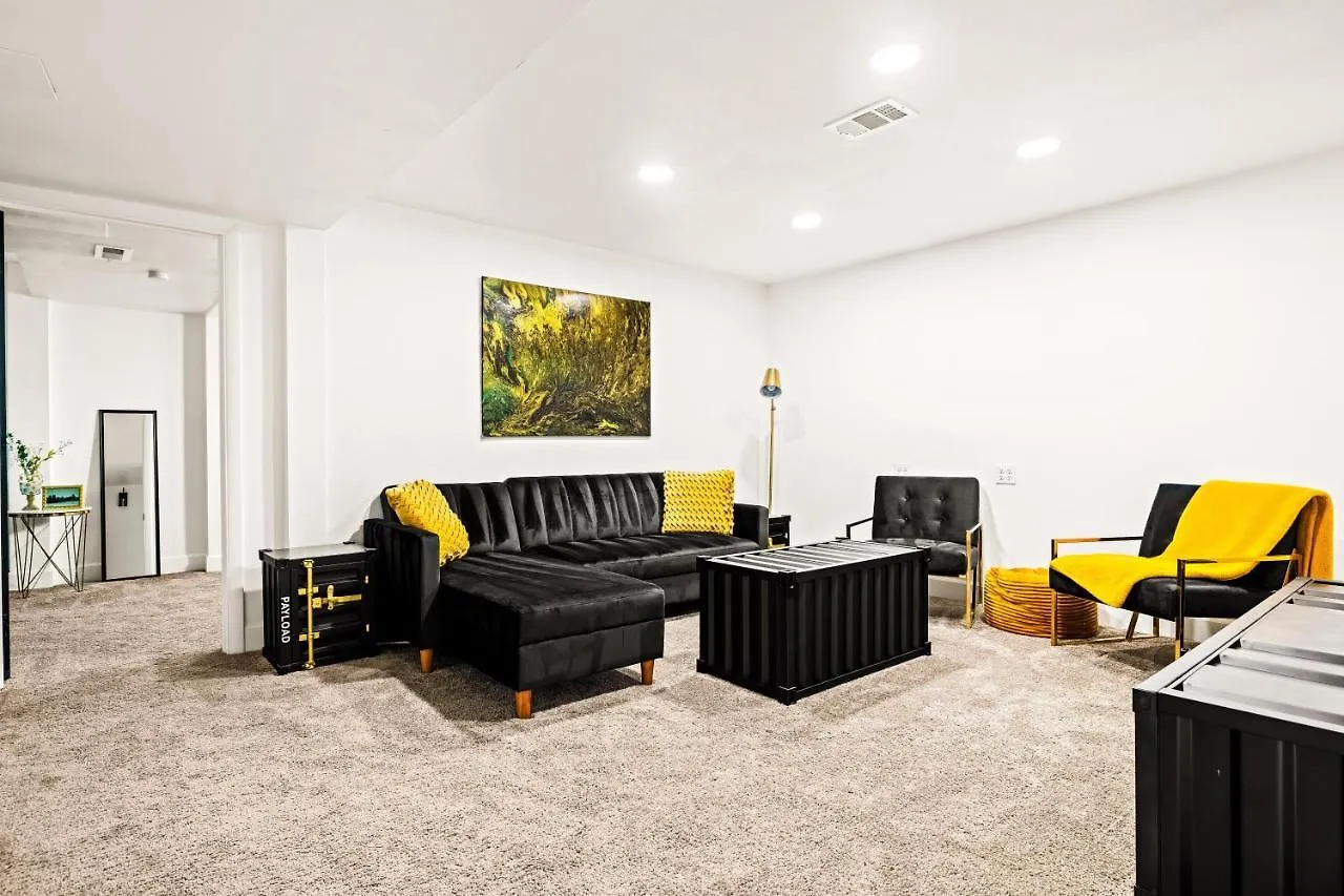 New Colorful Home - Backyard Oasis - City Park Denver Holiday home