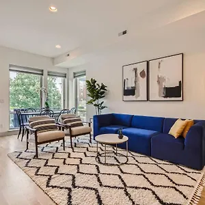 Upscale Townhome W/ Stunning Rooftop Views Holiday home